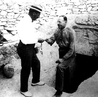 Howard Carter and Lord Carnarvon at the entrance of the tomb. 1922.